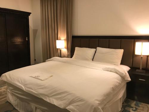 מיטה או מיטות בחדר ב-Najran Hotel