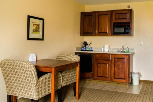 Кухня или мини-кухня в Holiday Inn Express Hotel & Suites Acme-Traverse City by IHG
