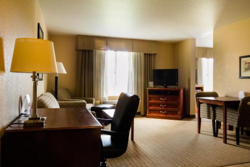 Телевизор и/или развлекательный центр в Holiday Inn Express Hotel & Suites Acme-Traverse City by IHG