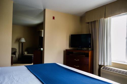 Кровать или кровати в номере Holiday Inn Express Hotel & Suites Acme-Traverse City by IHG