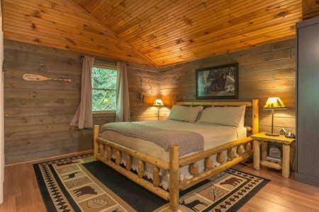 The Fishing Hole - Sage Vacations tesisinde bir odada yatak veya yataklar