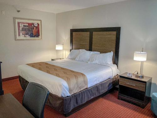 Кровать или кровати в номере Motel 6 Elkhart