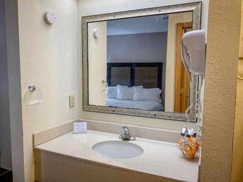 bagno con lavandino e grande specchio di Motel 6 Elkhart a Elkhart