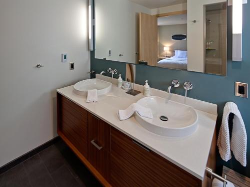 a bathroom with two sinks and a large mirror at Island Inn at 123 West in Friday Harbor