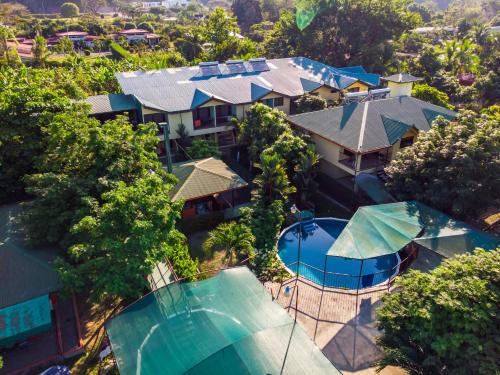 an aerial view of a resort with a pool and trees at Hotel Cabinas el Tecal in Uvita