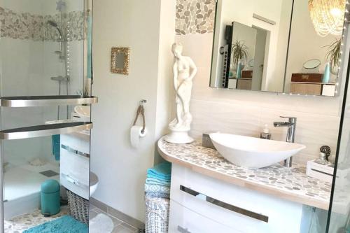 une salle de bain avec un lavabo blanc et une douche dans l'établissement ANTINEA, à Cassis