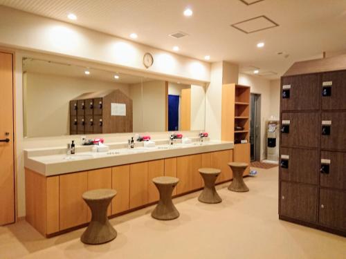 柏市にあるSAKURA SKY HOTEL KASHIWA(桜スカイホテル柏)のバスルーム(シンク2台、大きな鏡付)