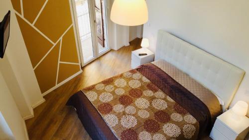 een slaapkamer met een bed in een kamer met een raam bij IL NIDO IN CENTRO in La Spezia
