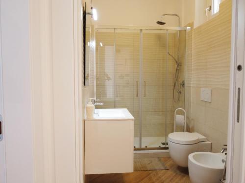 een badkamer met een toilet, een wastafel en een douche bij IL NIDO IN CENTRO in La Spezia