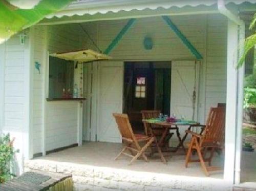 Patio nebo venkovní prostory v ubytování Maison charmante à Saint-Anne avec terrasse et jardin clôturé