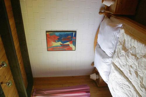 ein Schlafzimmer mit einem Bett und einem Wandgemälde in der Unterkunft Ferienhaus Anke nur für Urlauber! in Bremke