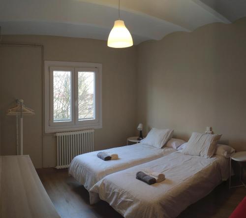 - une chambre dotée d'un grand lit avec deux ours en peluche dans l'établissement Vila Graugés, à Ripoll