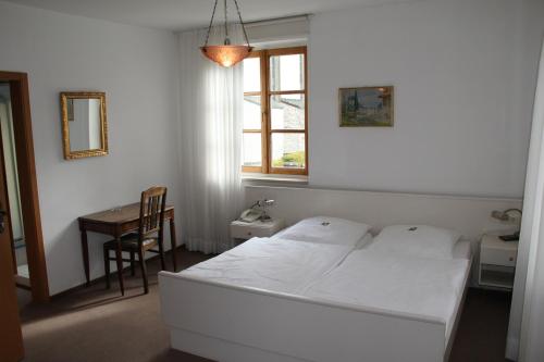 En eller flere senge i et værelse på Hotel Linde Leutkirch
