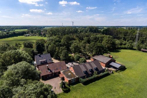 uma vista aérea de uma casa com um campo e árvores em Hotel Hüerländer em Münster