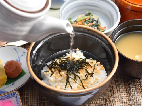 un tazón de arroz con algas en la parte superior con salsa en Kitami Towa Hotel, en Kitami