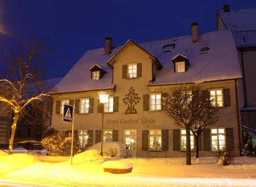 Akritkritkrit herberg in de sneeuw 's nachts bij Hotel Linde Leutkirch in Leutkirch im Allgäu