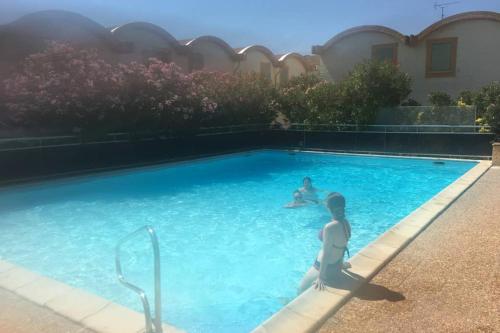 2 personnes nagent dans une piscine dans l'établissement Studio, Repaire de Barberousse à Gruissan, à Gruissan