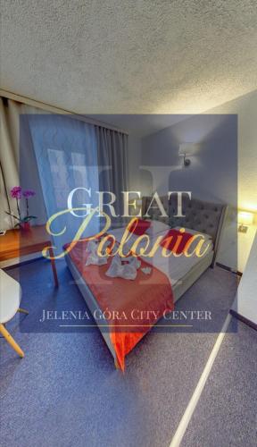 Una cama o camas en una habitación de Great Polonia Jelenia Góra City Center