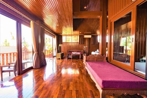 a large living room with a large pink couch in it at Erawan Villa Hotel in Bangrak Beach