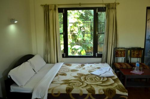 Postel nebo postele na pokoji v ubytování Chitwan Village Resort