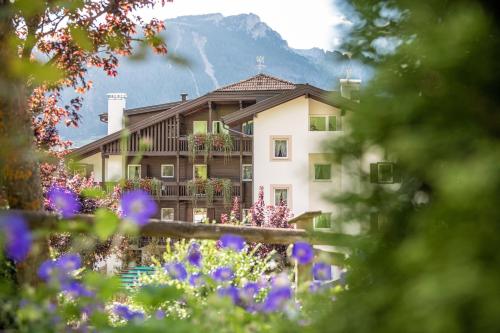 Foto dalla galleria di Belvedere Dolomites Flower Hotel a Moena