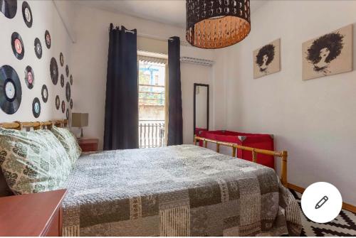 ジャルディーニ・ナクソスにあるSasha home wonderful viewのベッドルーム(ベッド1台、窓付)