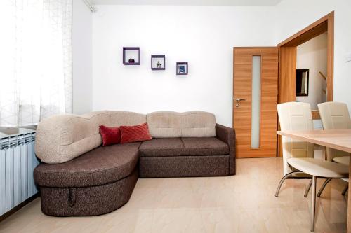 uma sala de estar com um sofá e uma mesa em Apartments Euphemia em Rovinj