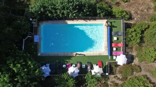 - une vue sur la piscine dans la cour dans l'établissement Chalets de CEMMA, à Évisa