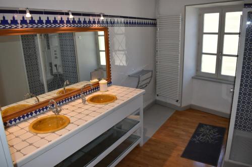 een badkamer met 2 wastafels en een grote spiegel bij Les Distinguées - L Ayral in Gaillac-dʼAveyron