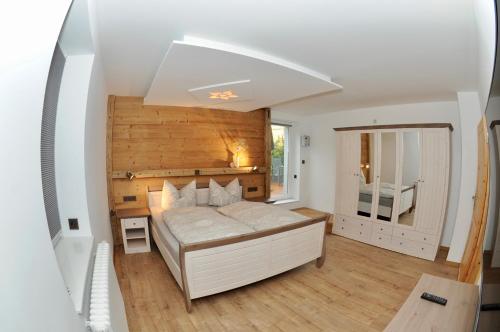 sypialnia z dużym łóżkiem i lustrem w obiekcie Ferienwohnung "Liftblick 1" im Kurort Altenberg w mieście Altenberg