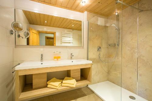ein Bad mit einem Waschbecken und einer Dusche in der Unterkunft Ferienhaus Haußmann in Schwangau