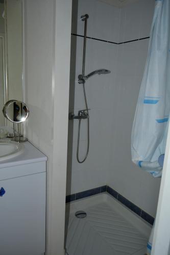 une douche dans une salle de bain avec toilettes et lavabo dans l'établissement Bel appart T3 ,100 m de l’océan , centre ville, à Soulac-sur-Mer