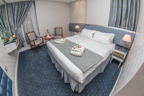 Säng eller sängar i ett rum på Montana Al Azizia Hotel