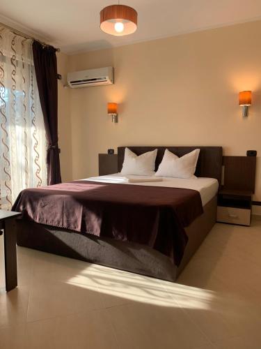 a bedroom with a large bed in a room at Vila Ando Mamaia Nord in Mamaia Sat/Năvodari