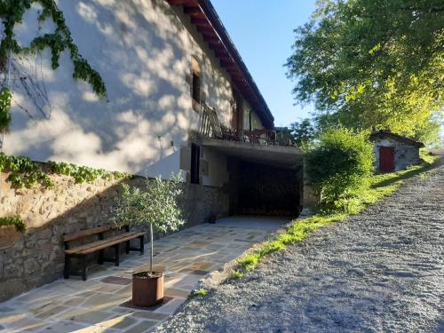 a building with a bench next to a wall at Goiko-Benta Ostatua in Oñate