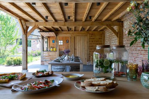 einen Holztisch mit Essen darüber in der Unterkunft Elvier B&B in Mol