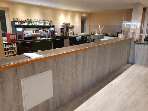 eine Bar in einem Restaurant mit einer Arbeitsplatte in der Unterkunft CASILINO Hotel A 20 Wismar in Wismar