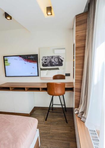 Una televisión o centro de entretenimiento en SACHER APARTMENTS