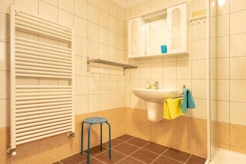 bagno con lavandino, servizi igienici e sgabello di Modor Apartman ad Alsópáhok