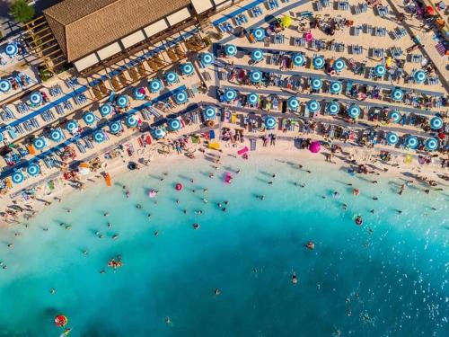 een luchtzicht op een strand met parasols en mensen bij Apartments Adriatic 2 in Selce