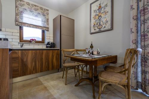 eine Küche mit einem Tisch, Stühlen und einer Theke in der Unterkunft Nasze Bukowinki in Jaworki