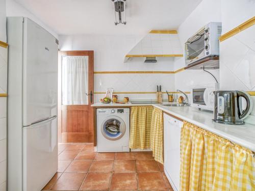 kuchnia z pralką i pralką w obiekcie Villa in Carcabuey near Sierras Subbeticas Park w mieście Carcabuey