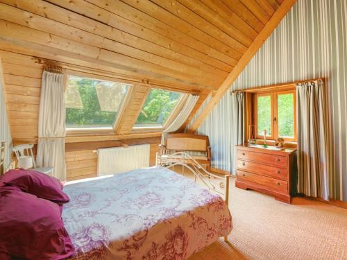 ein Schlafzimmer mit einem Bett und einer Holzdecke in der Unterkunft Quaint Holiday Home in Ferce in Fercé