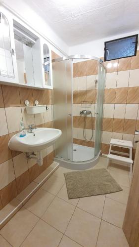 Vonios kambarys apgyvendinimo įstaigoje Family Friendly Gyál