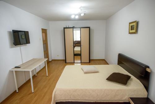 コンスタンツァにあるApartament Faleza Nordのベッドとテーブル付きの小さな部屋