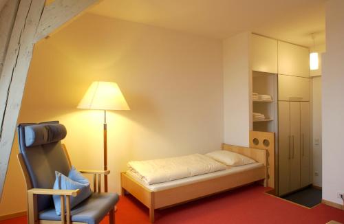 Cama ou camas em um quarto em Tagungshaus Reimlingen