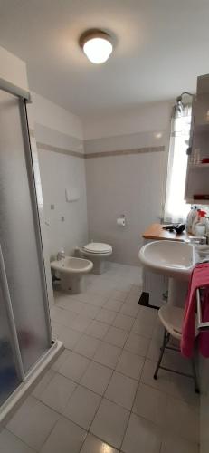 a bathroom with a toilet and a sink and a tub at Appartamento Raffaello in Cattolica