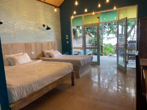 Habitación con 2 camas en una habitación con luces en Heaven Beach Resort & Art, en Ko Phayam