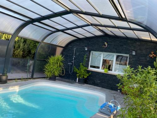 Bazén v ubytování O Rendez Vous maison mitoyenne Piscine chauffée mars-octobre nebo v jeho okolí