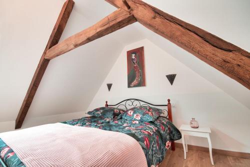 1 dormitorio con 1 cama en el ático en Les gites du Lety, en Perret